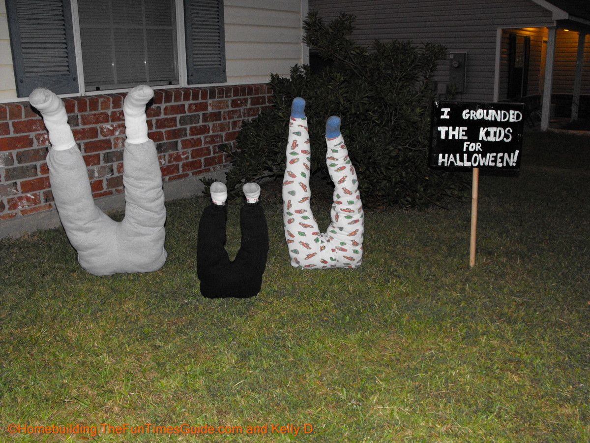 scary Halloween decorations in yard